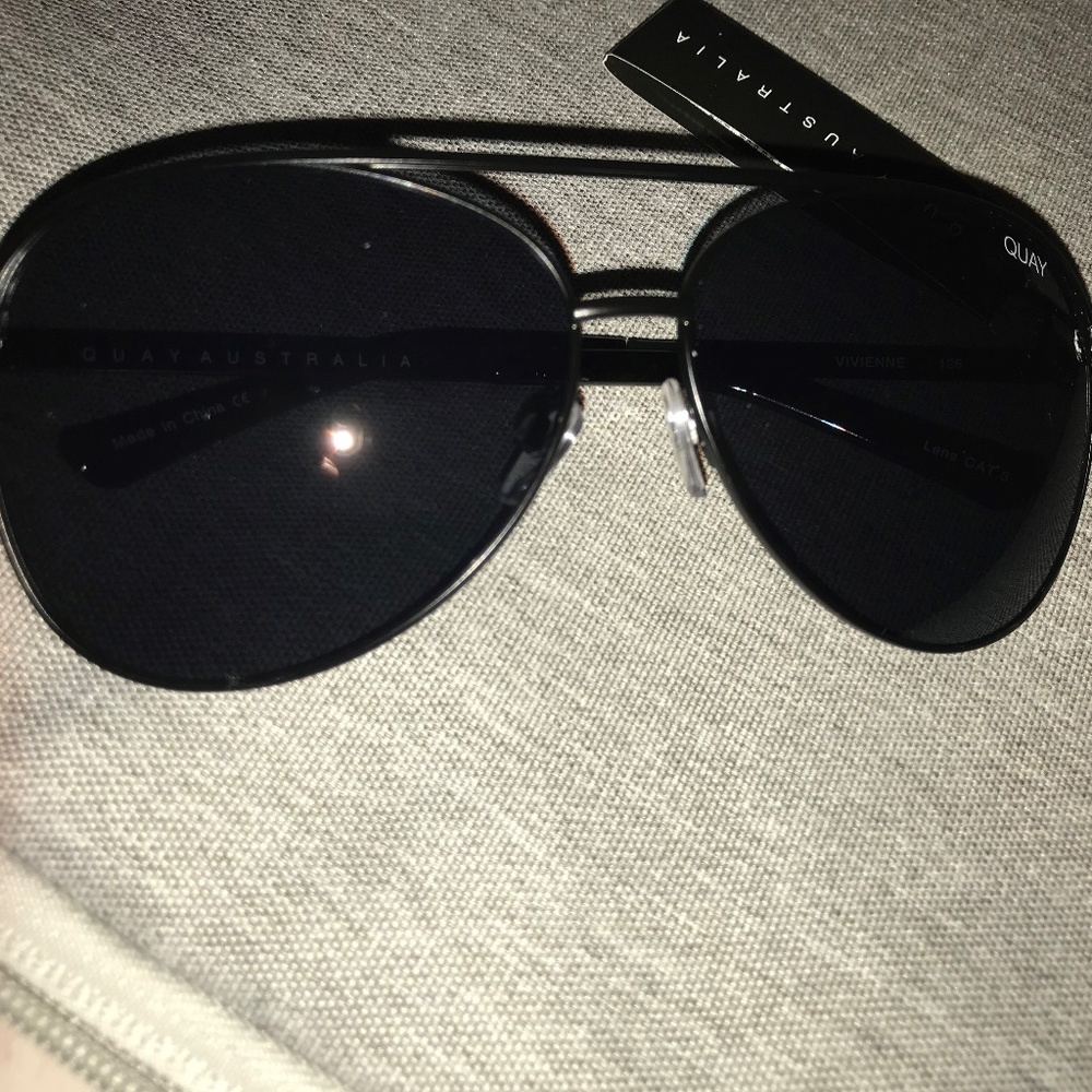 Oversized black Quay aviators